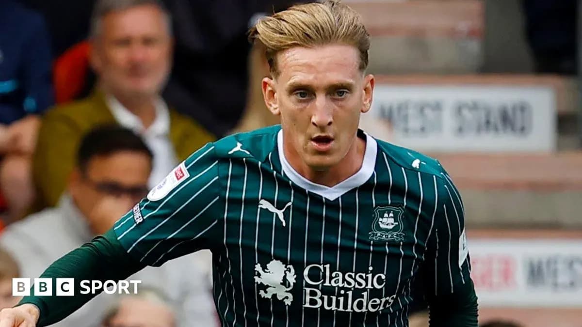 Jugador de Plymouth Argyle corriendo durante un partido