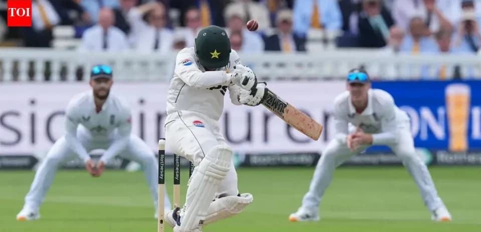 Bateador de Pakistán esquivando una bola en partido