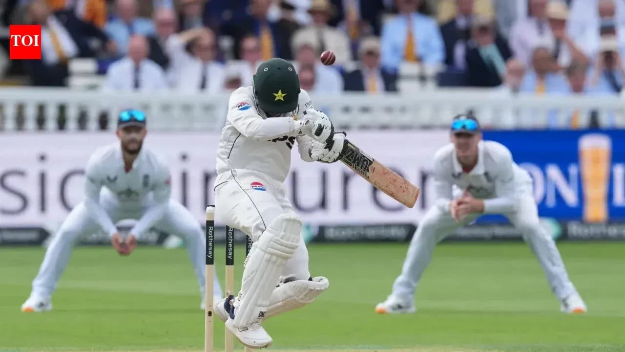 Bateador de Pakistán esquivando una bola en partido