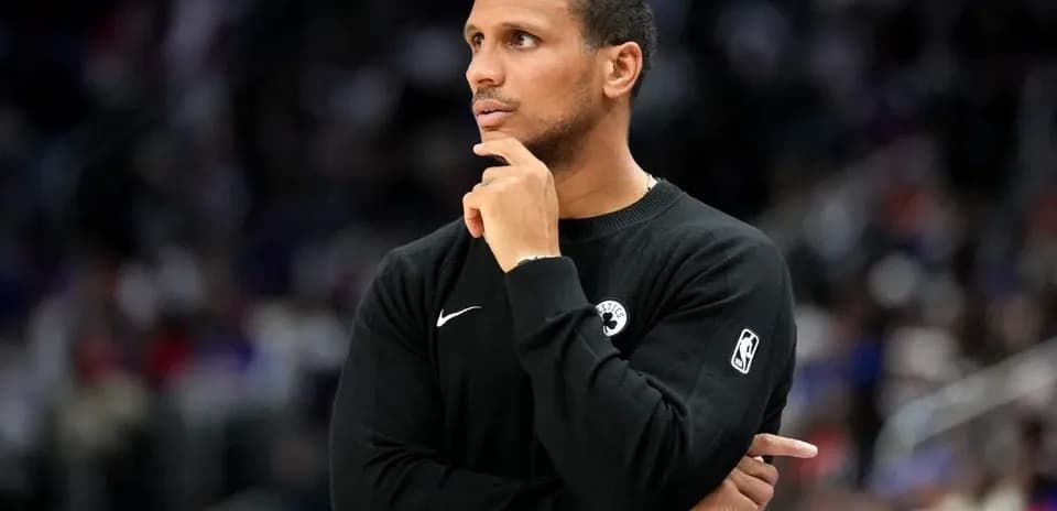 Entrenador observando el juego en el banquillo