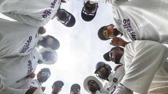 Jugadores de cricket en reunión estratégica en el campo