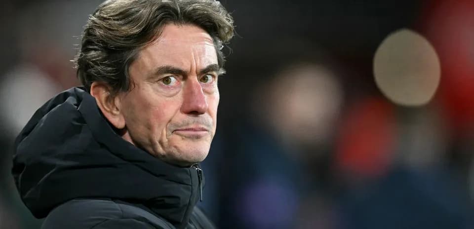 Entrenador observando desde la línea de banda