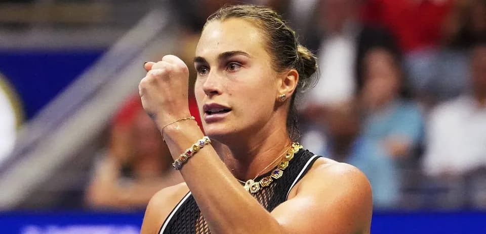 Jugadora de tenis celebrando con el puño cerrado