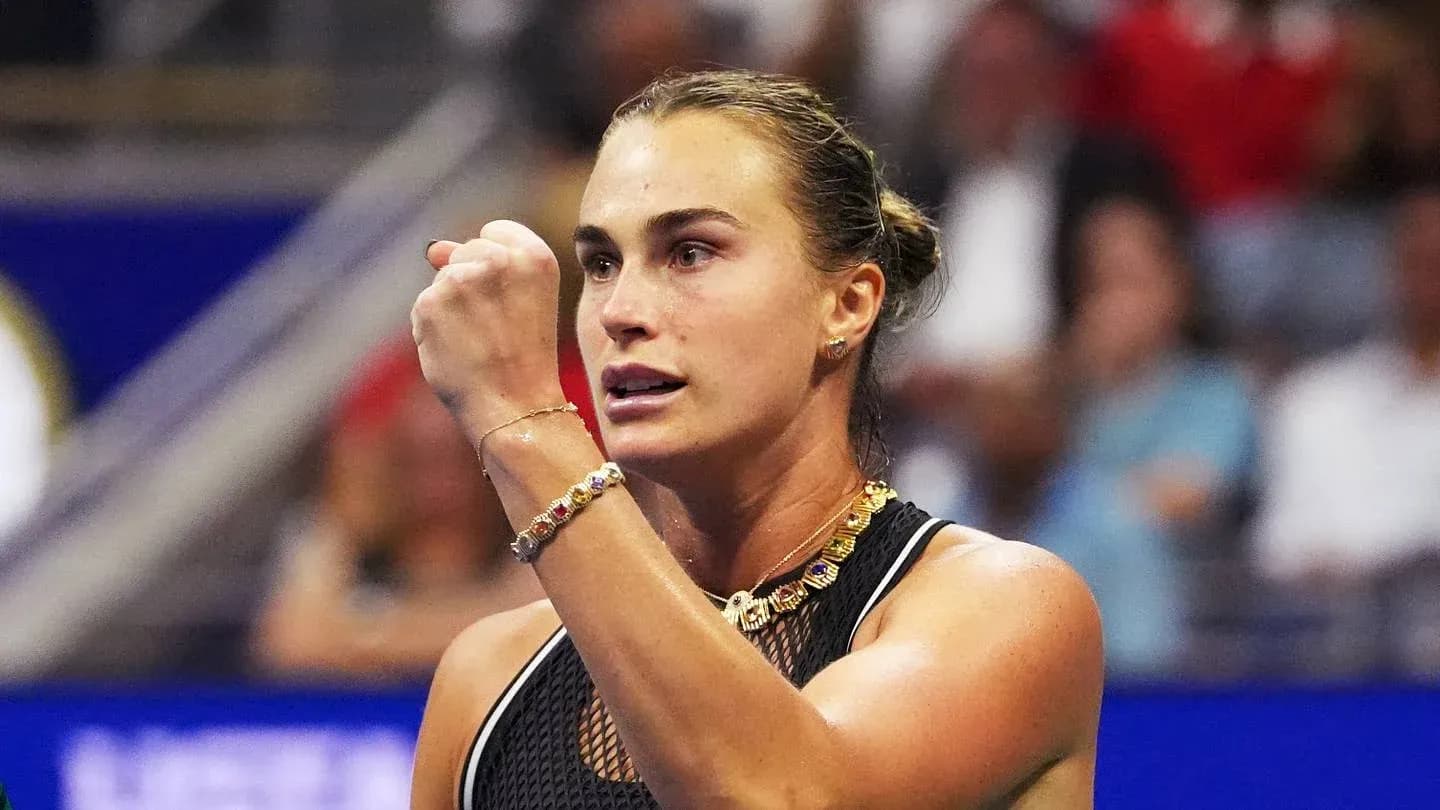Jugadora de tenis celebrando con el puño cerrado