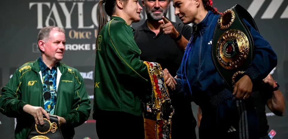 Boxeadoras estrechándose las manos en conferencia de prensa