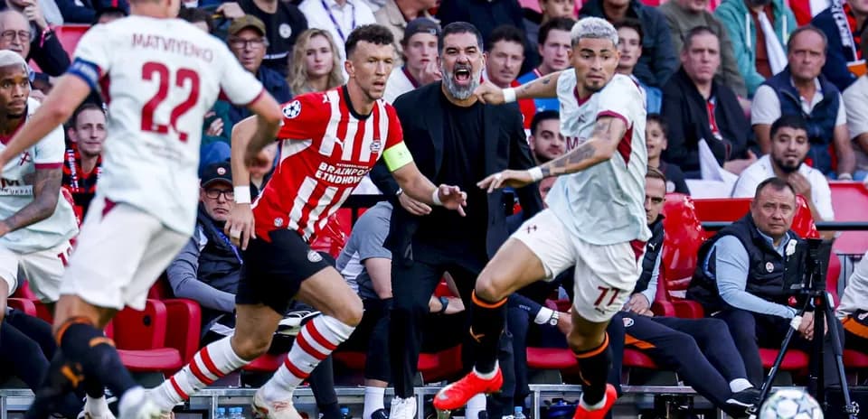 Jugadores compiten por el balón en un partido