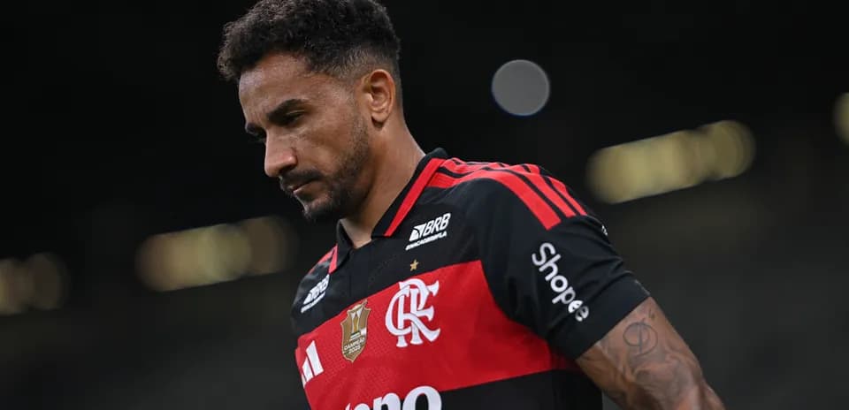 Jugador de Flamengo caminando con expresión seria