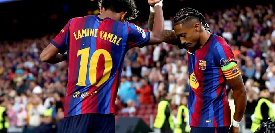 Lamine Yamal y jugador de Barça celebrando en el campo