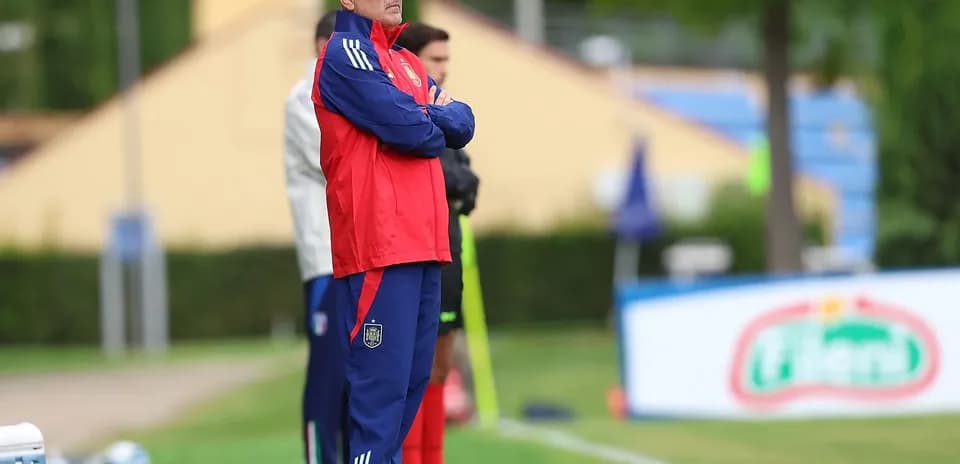 Entrenador observando desde la línea de banda