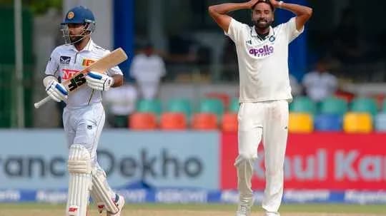 Bateador de Sri Lanka y jugador de India en acción