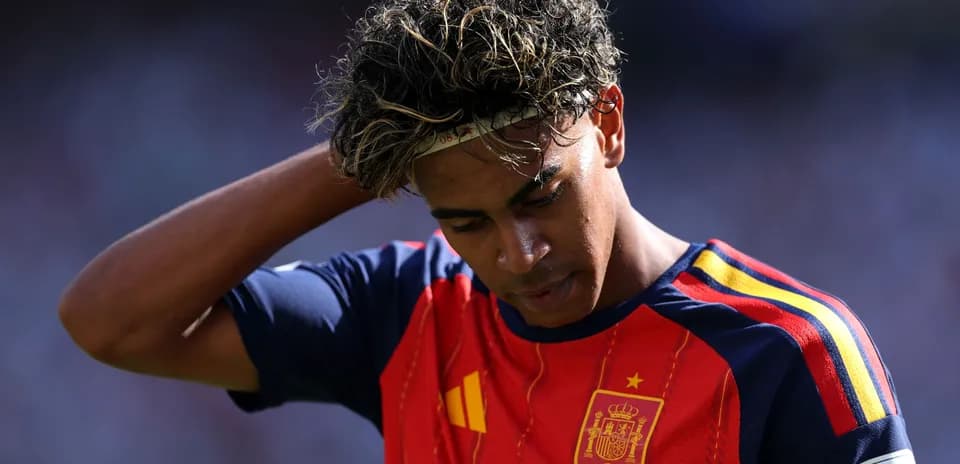 Jugador de España con camiseta roja, mirando hacia abajo