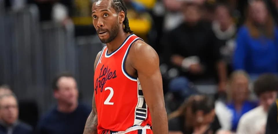 Kawhi Leonard en acción durante un partido de baloncesto