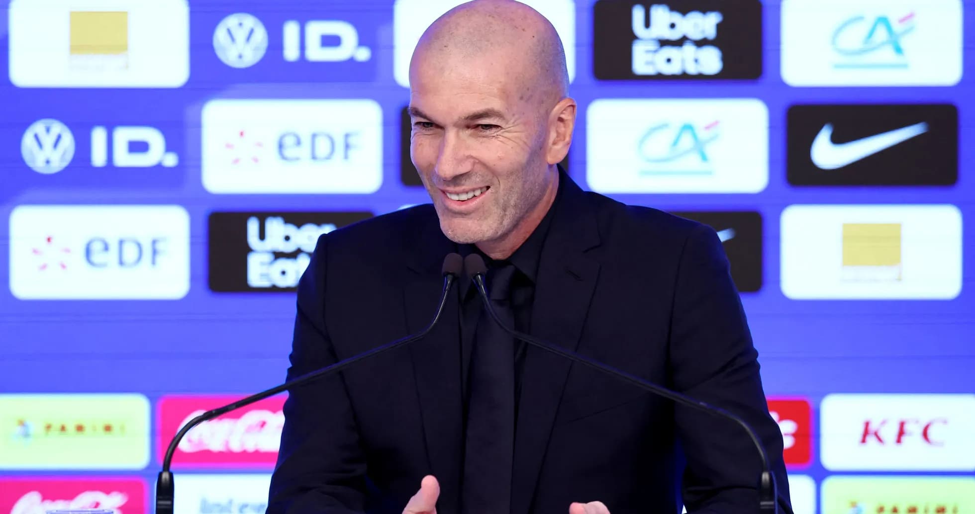 Entrenador hablando en conferencia de prensa