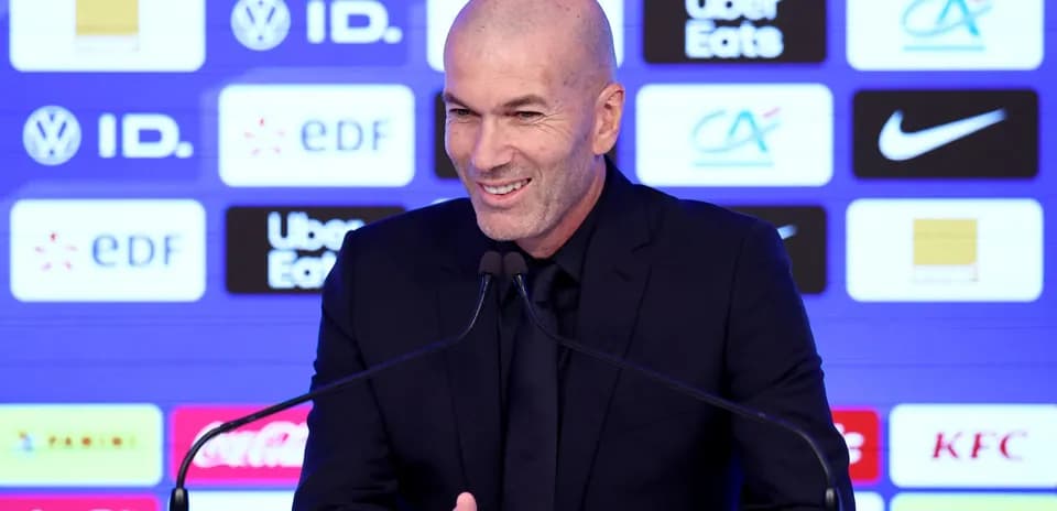 Entrenador hablando en conferencia de prensa