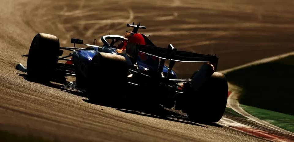 Coche de Fórmula 1 tomando una curva en pista
