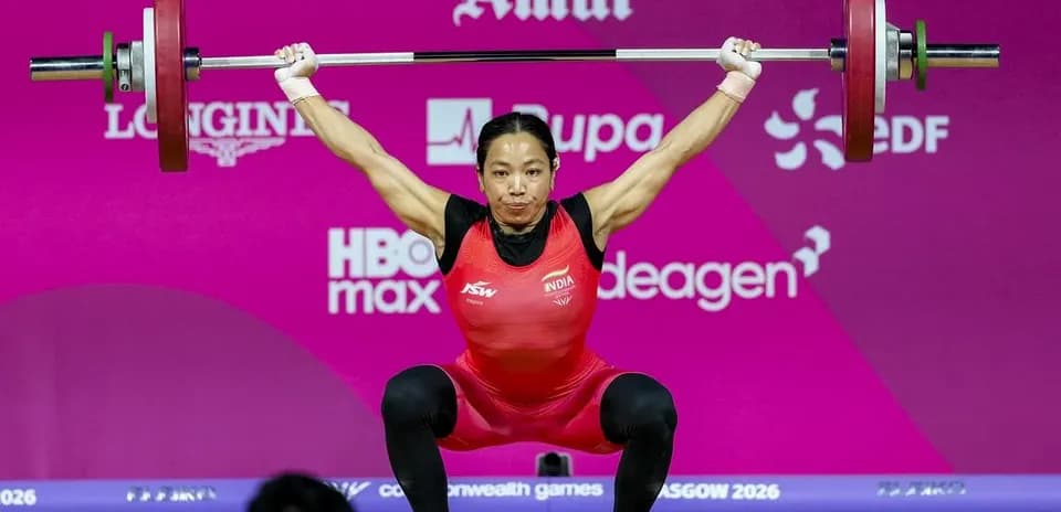 Atleta levantando pesas en competición de halterofilia