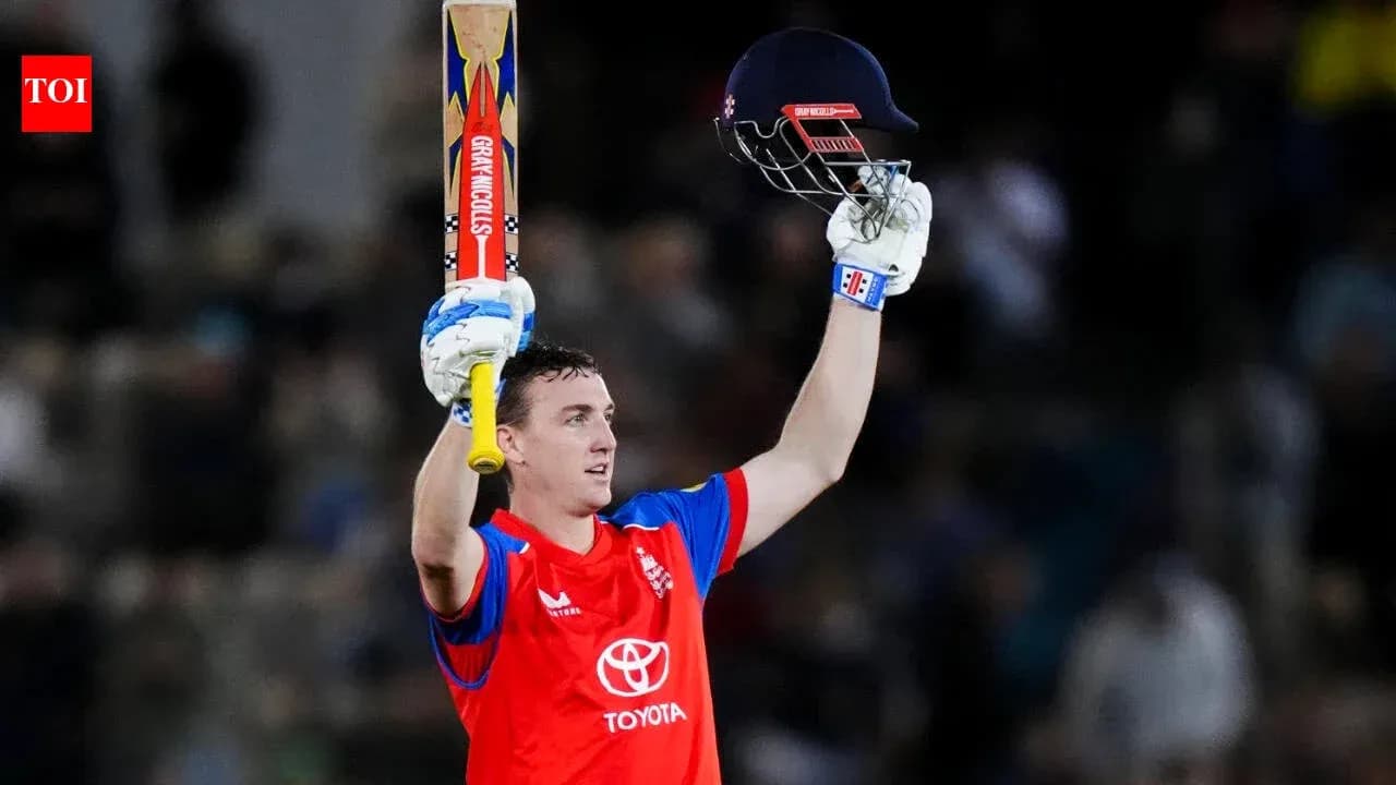 Jugador de cricket levantando su bate y casco