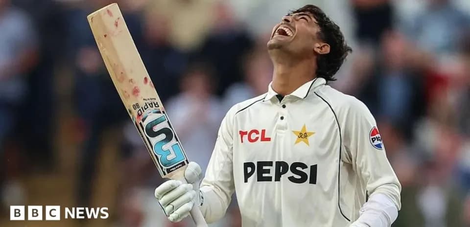 Jugador de cricket celebrando con su bate en mano