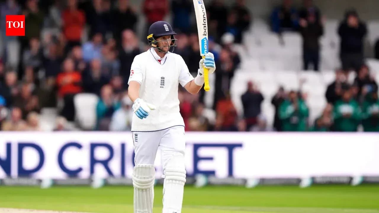 Bateador de Inglaterra levantando el bate en celebración