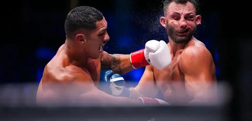 Boxeador recibiendo un golpe en el ring