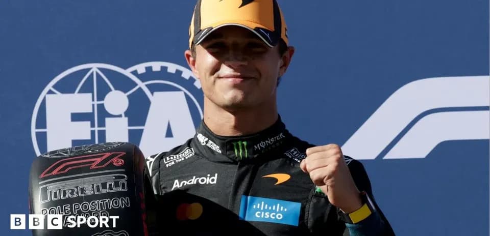 Piloto de McLaren sosteniendo neumático de pole position
