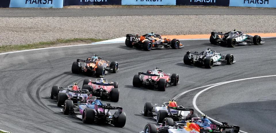 Varios coches de Fórmula 1 compitiendo en curva