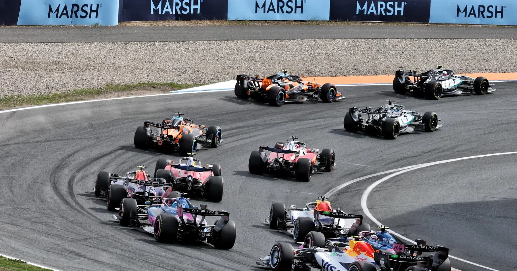 Varios coches de Fórmula 1 compitiendo en curva