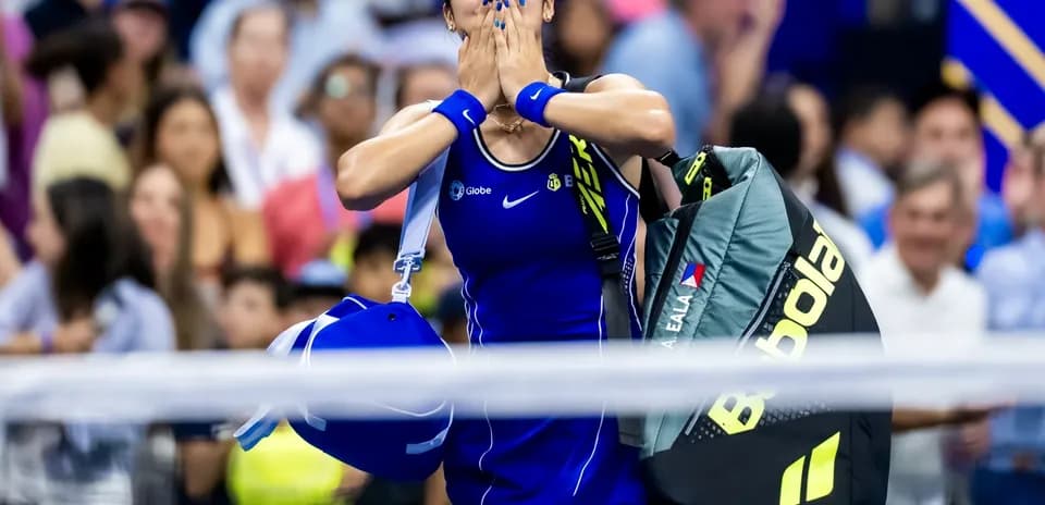 Jugadora de tenis con mochila saliendo de la cancha