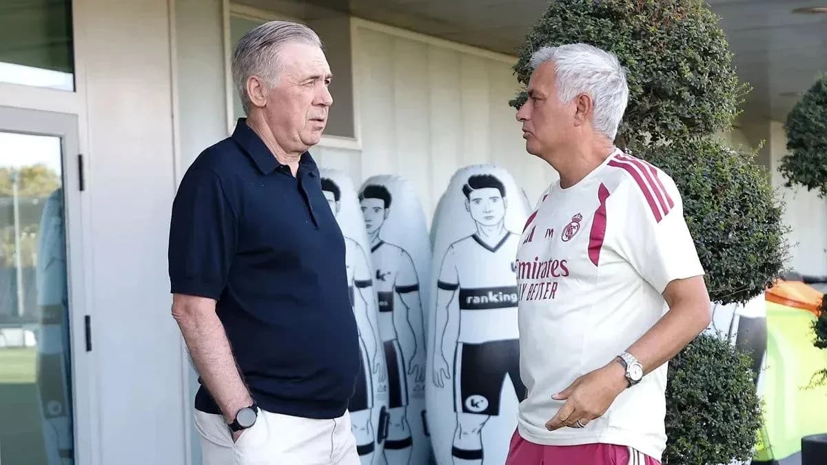 Entrenadores conversando en campo de entrenamiento