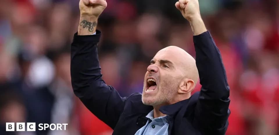 Entrenador celebrando con los brazos en alto