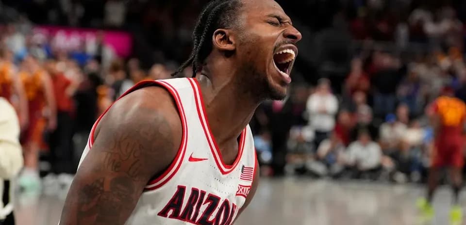Jugador de baloncesto de Arizona celebrando en el partido