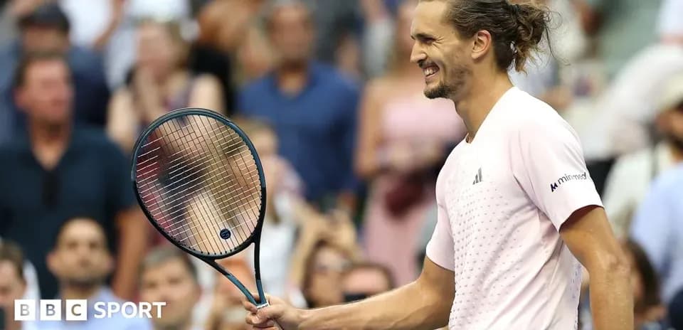 Jugador de tenis sonriendo con raqueta en la mano