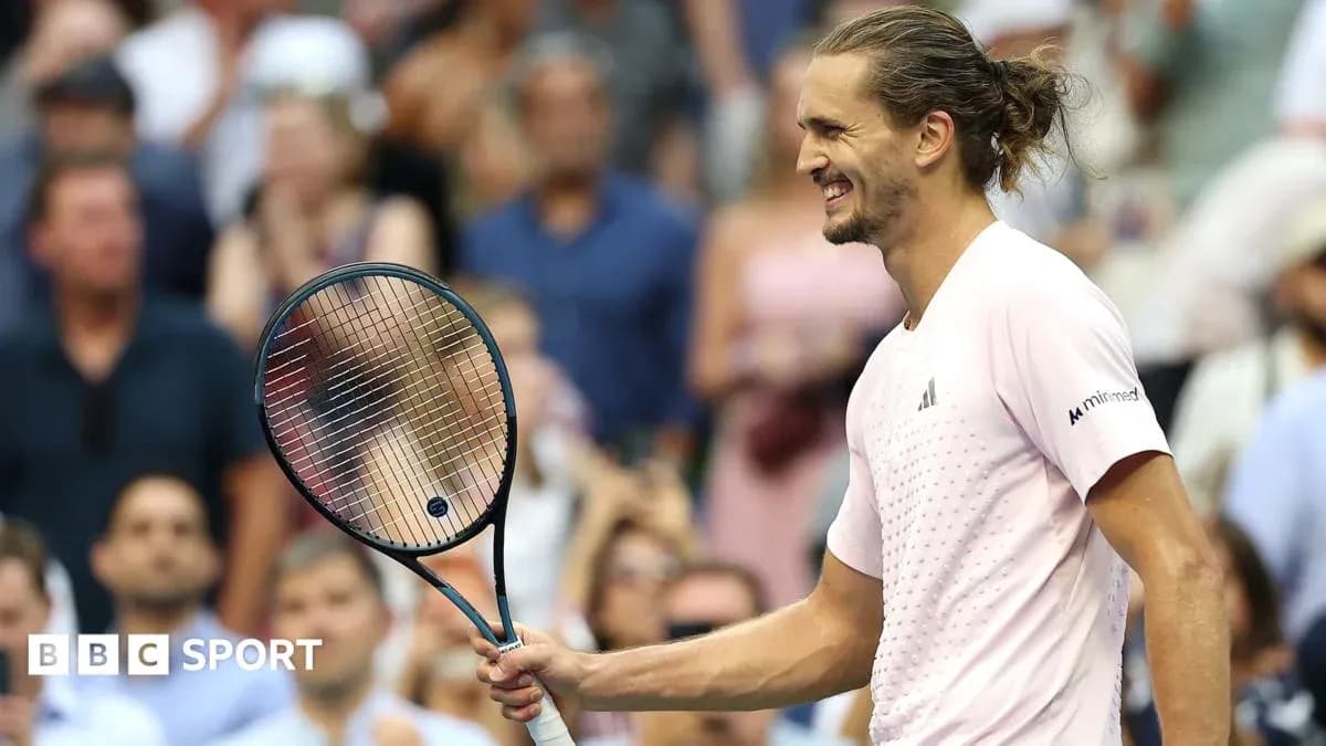 Jugador de tenis sonriendo con raqueta en la mano