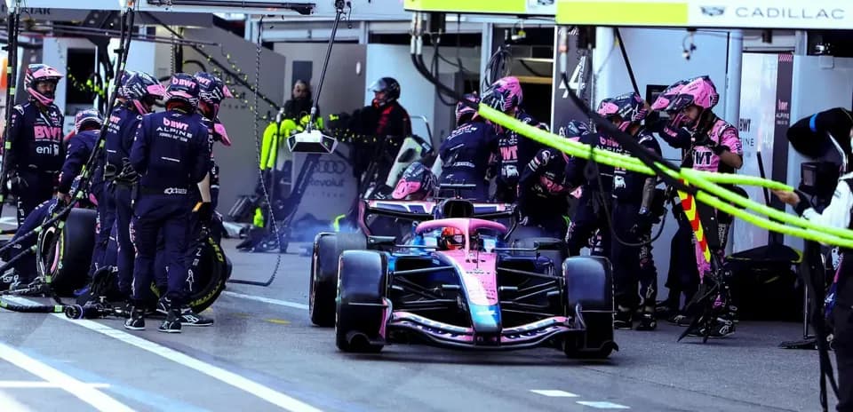 Alpine F1 team performing a pit stop during race