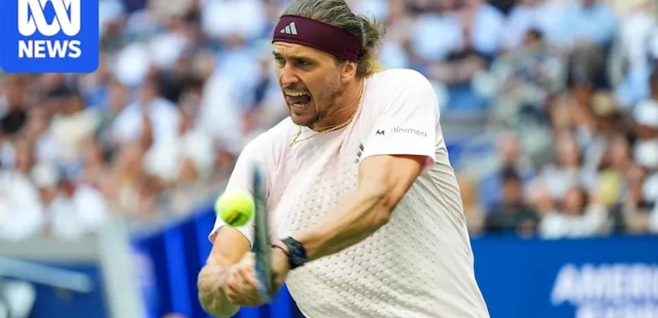 Jugador golpeando la pelota durante un partido de tenis