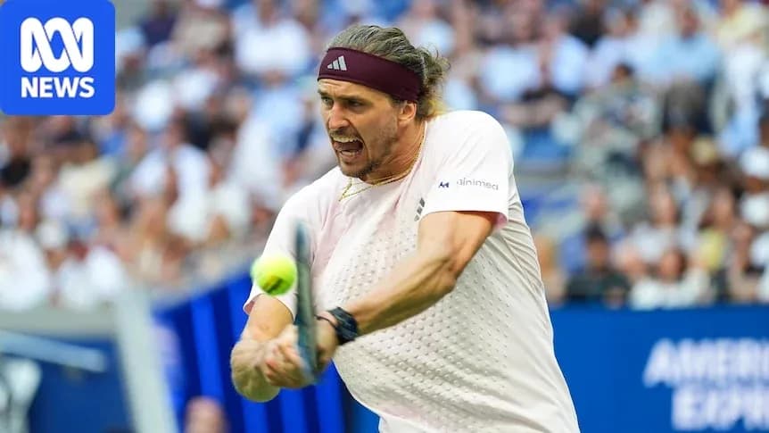 Jugador golpeando la pelota durante un partido de tenis