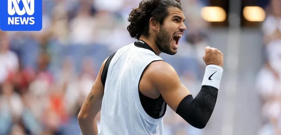 Jugador de tenis celebrando durante un partido