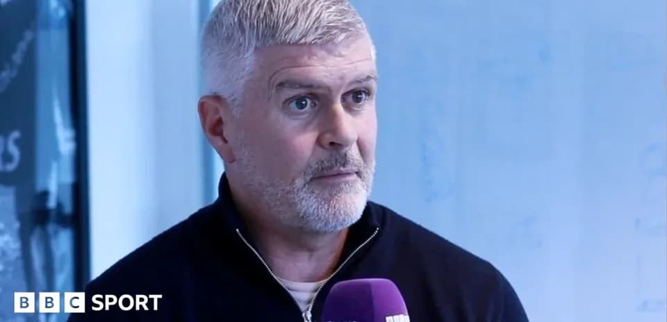 Hombre hablando en una entrevista de radio