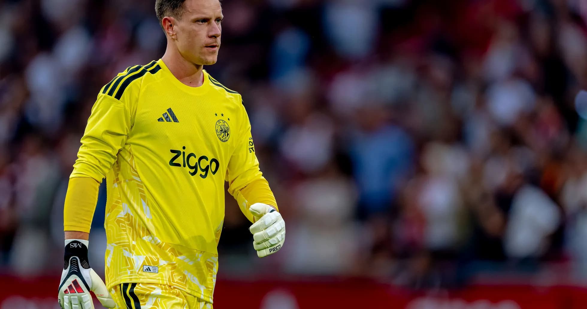 Portero de Ajax caminando en el campo de juego
