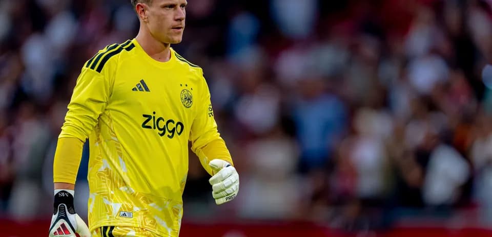 Portero de Ajax caminando en el campo de juego