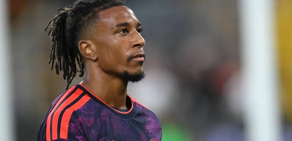 Jugador de fútbol con camiseta de Bayern Munich en campo