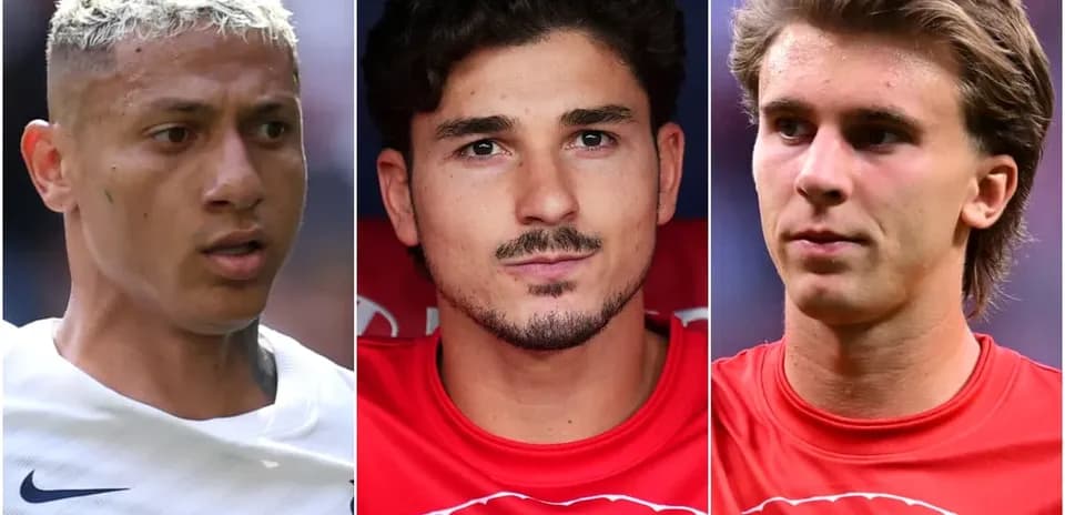Tres jugadores de fútbol en primer plano