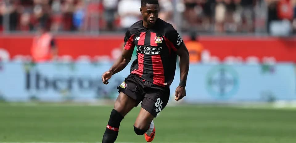 Jugador de Bayer Leverkusen corriendo con el balón