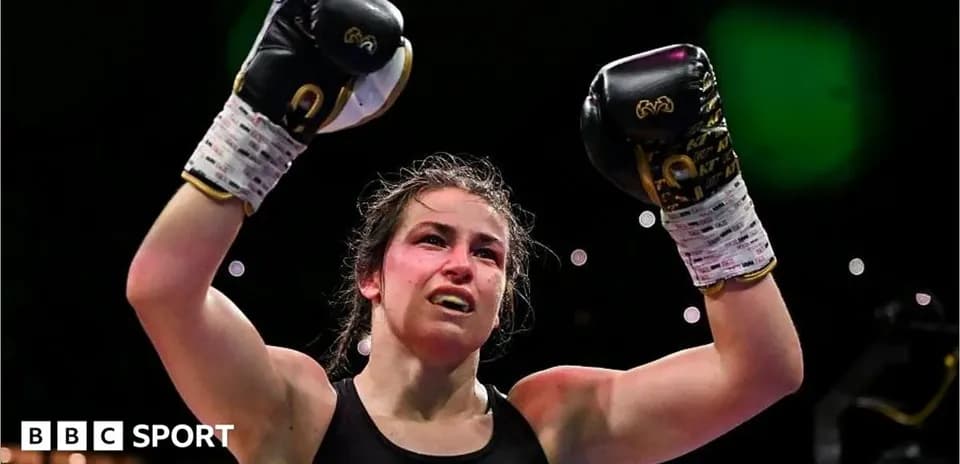 Boxeadora levantando los brazos tras ganar la pelea