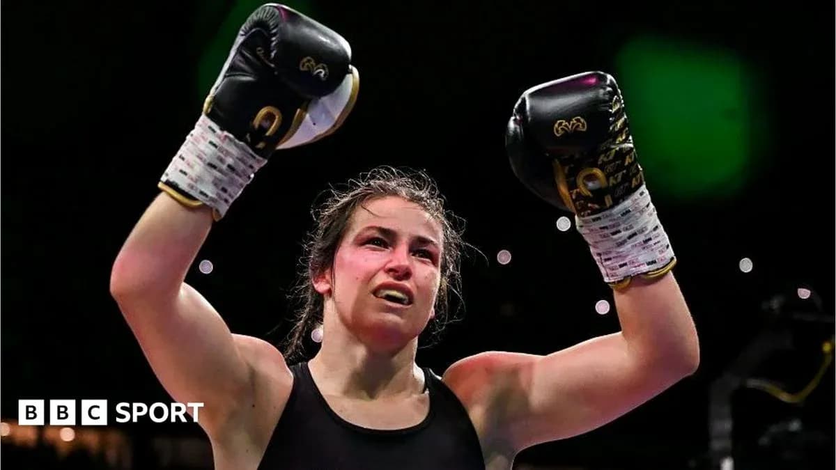 Boxeadora levantando los brazos tras ganar la pelea