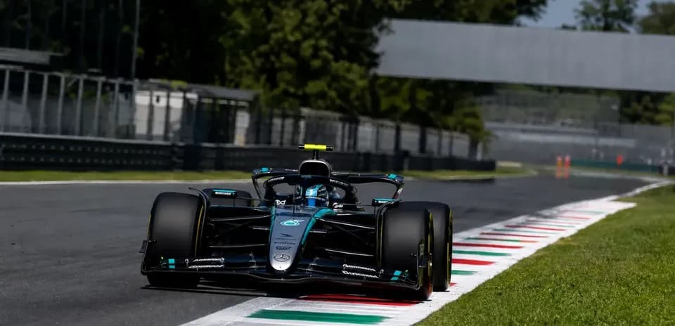 Coche de Fórmula 1 en curva en Monza