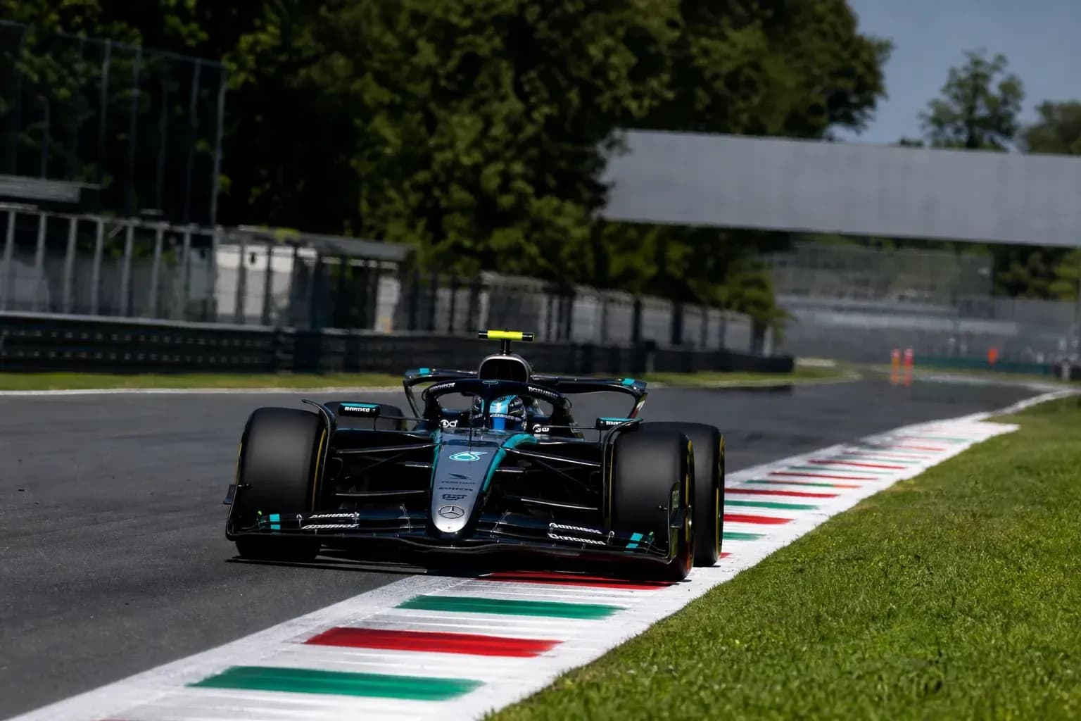 Coche de Fórmula 1 en curva en Monza