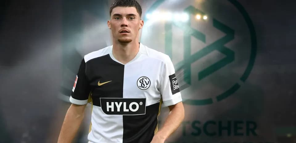 Jugador de fútbol en uniforme de club durante partido