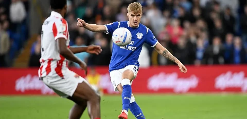 Jugador de Cardiff City pasando el balón durante el partido
