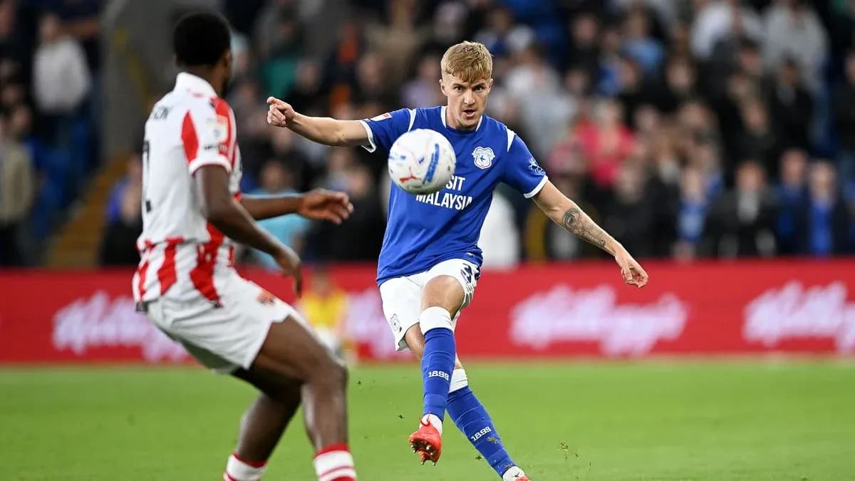 Jugador de Cardiff City pasando el balón durante el partido